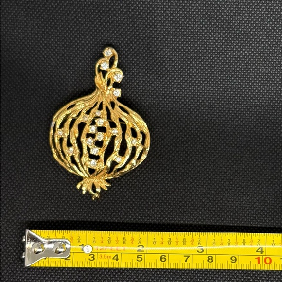 VINTAGE Statement Gold Open-Work Pomegranate/Onion Or Pumpkin Rhinestone Brooch - Picture 6 of 8